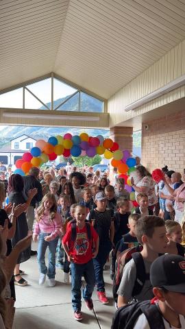 students with balloon arch